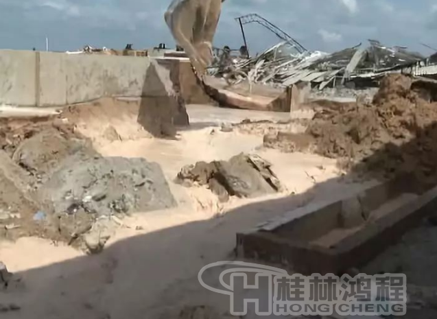 廉江政府鐵腕整治拆除一高嶺土廠，連設(shè)備都砸碎！
