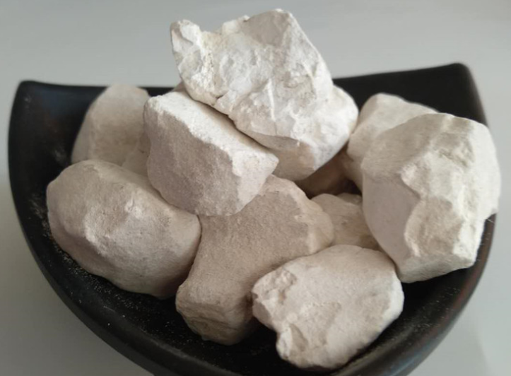 生石灰燒完還要磨粉嗎？生石灰塊磨粉機